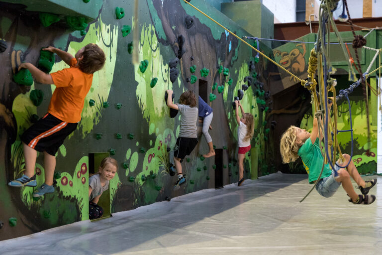 Kinder klettern und balancieren im Kinderbereich beim Kindergeburtstag im Stuntwerk Senden