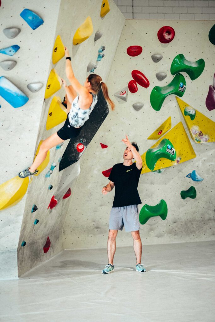Coaching an der Boulderwand im Stuntwerk Senden