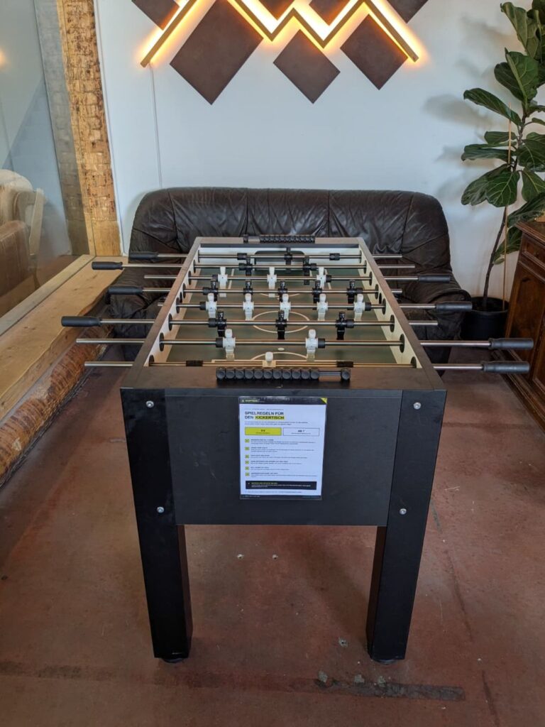 Ullrich U4P Kickertisch mit Spielregeln im Stuntwerk Senden
