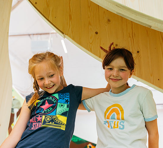 Zwei Kinder lachen beim Kindergeburtstag im Stuntwerk Senden