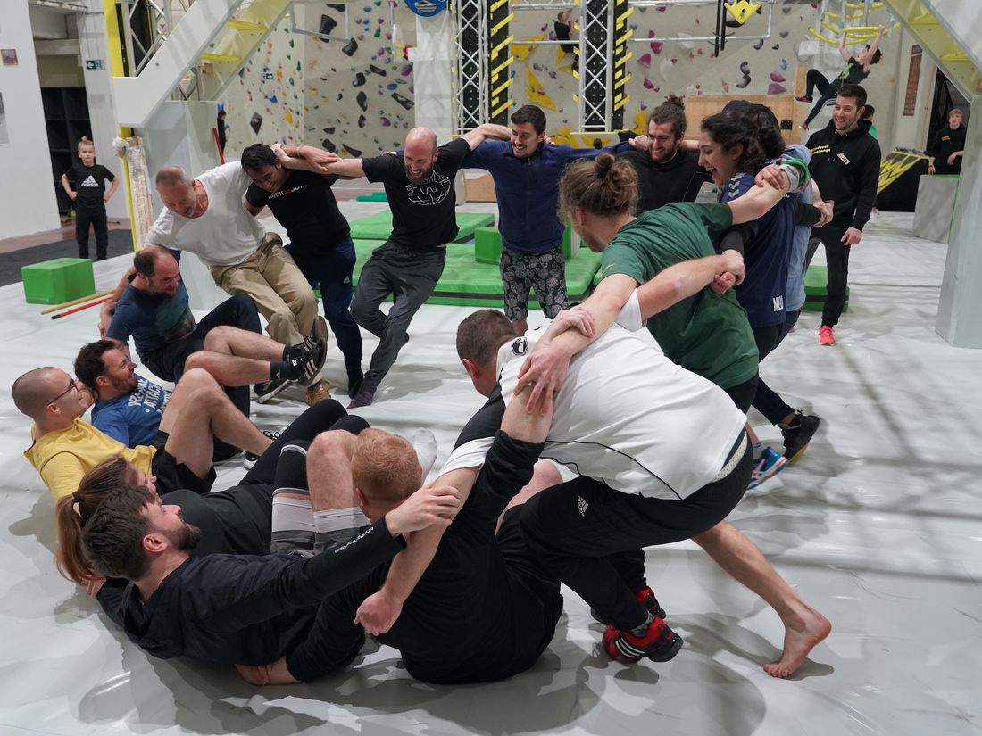 Teambuilding Ulm – Team-Übung an der Boulderwand